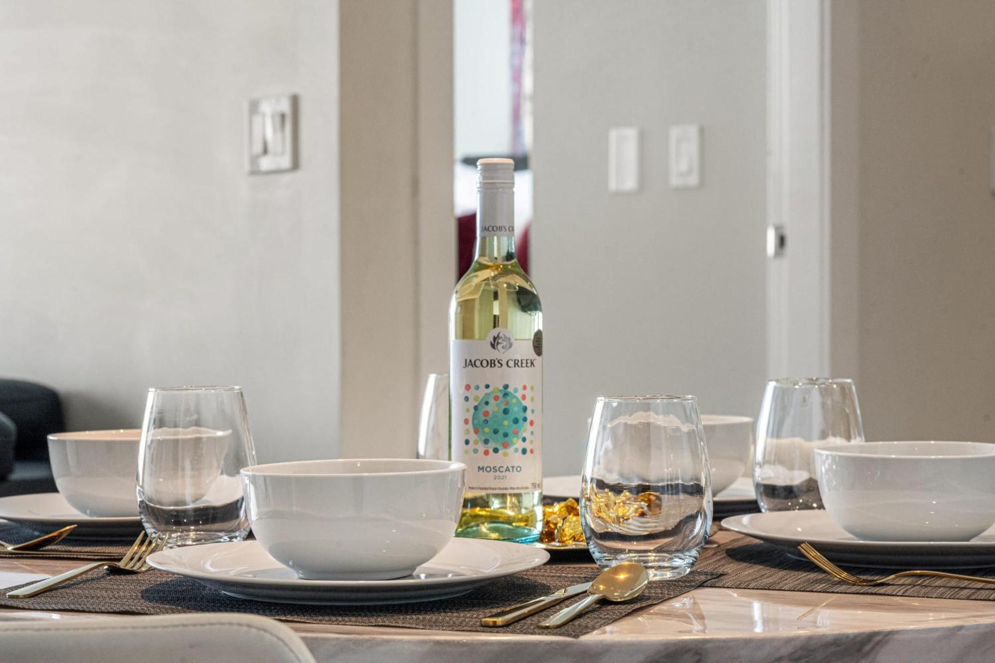 فيلا Stunning 34Th Floor Views, Prime Downtown Location - Near Stampede, Casino, Bars! Free Banff Pass, Parking, Wine! YYC المظهر الخارجي الصورة