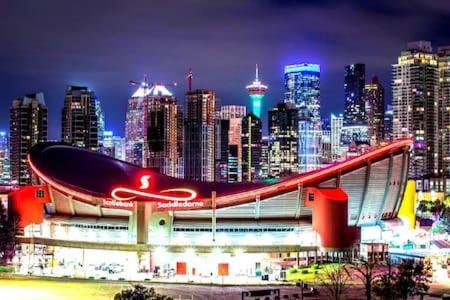فيلا Stunning 34Th Floor Views, Prime Downtown Location - Near Stampede, Casino, Bars! Free Banff Pass, Parking, Wine! YYC المظهر الخارجي الصورة